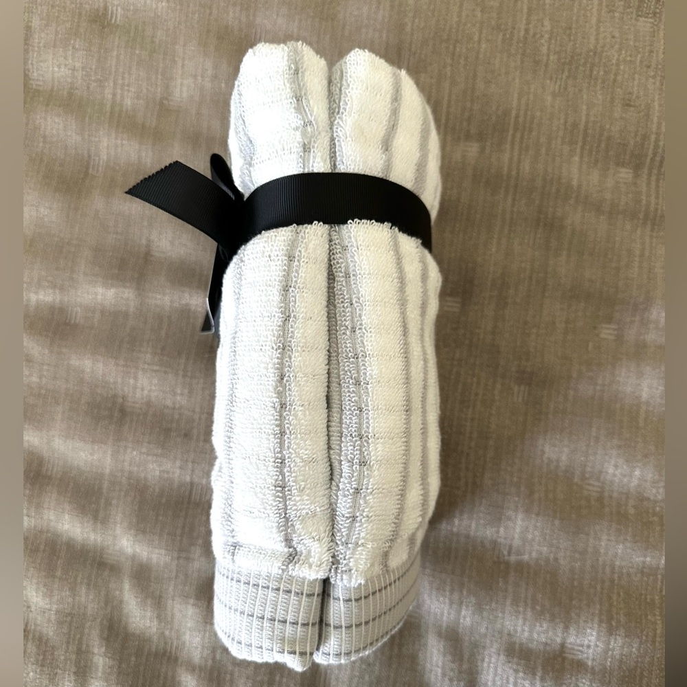 DKNY Hand Towels Set of 2 Cotton Gray & White Stripes NEW - Picture 3 of 7